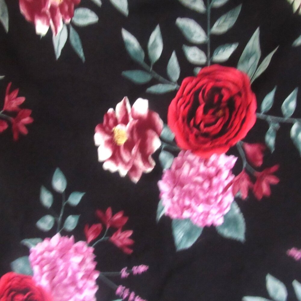 Torrid Size 0 (Large / Size 12) Red Roses on Black Skirt   E222